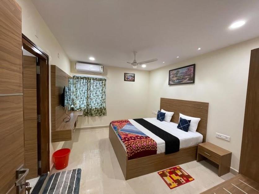 Srilakshmitulasiresidency Hotel Тирупати Екстериор снимка